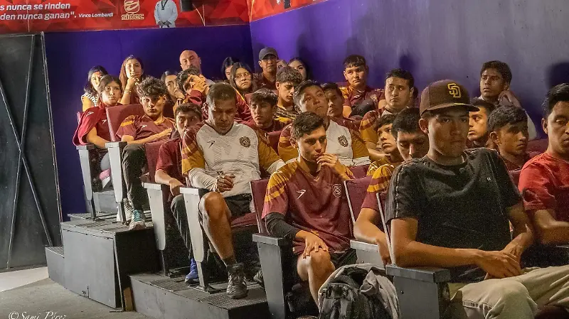 Los jugadores hicieron preguntas al ponente. 